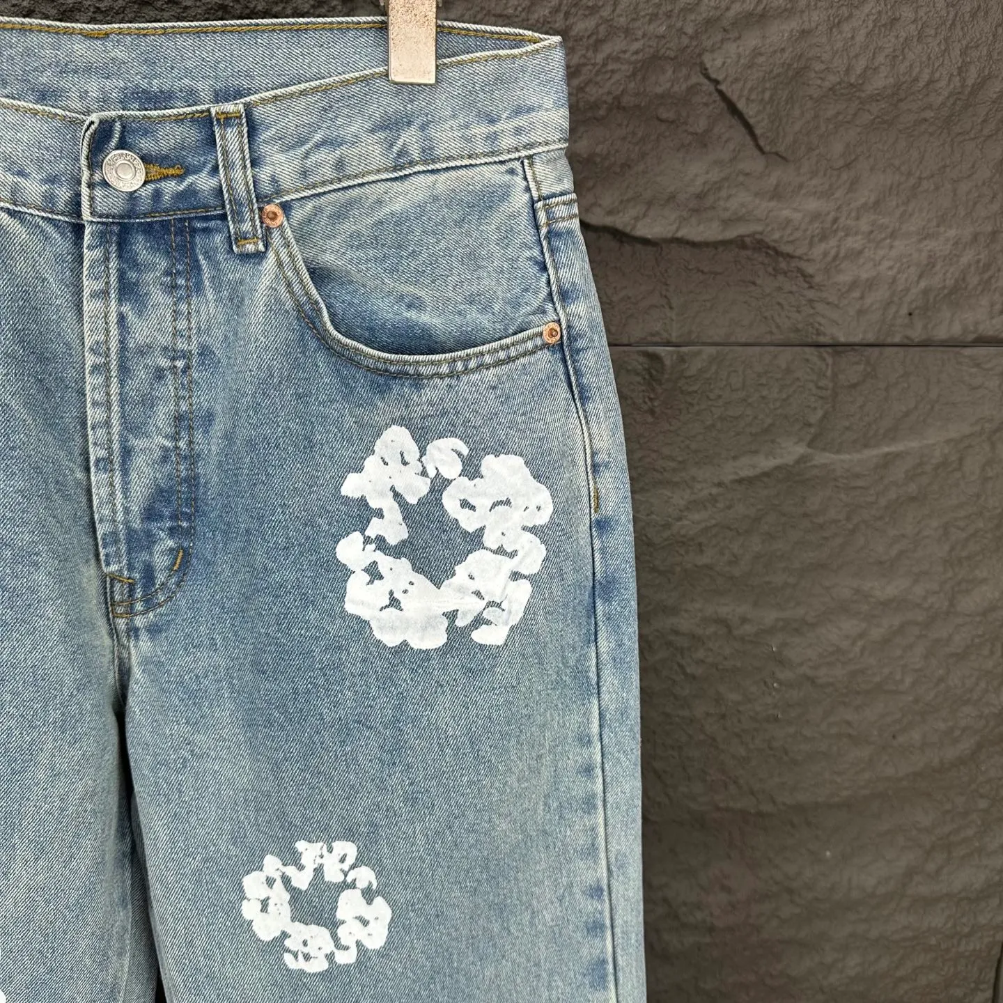 P230 Denim Tears 2025 new limited edition gem-inlaid kapok couples' washed jeans 🔥High version🔥High version🔥Top ceiling quality Styles with different washed textures are very friendly to people with thin legs and thick legs. The straight version is very flattering to the leg shape. Moderate length that never goes out of style, easy to match with casually, basic styling for various styles, a must-have in the wardrobe! The fabric is stiff but also makes the upper body soft without losing texture. The washing process is even more perfect. It is a must-have item for everyone! ! ! Washed wheat, hang tag, pants label, complete with three labels Color: black, blue, gray Size: 28, 30, 32, 34, 36 (five sizes)
